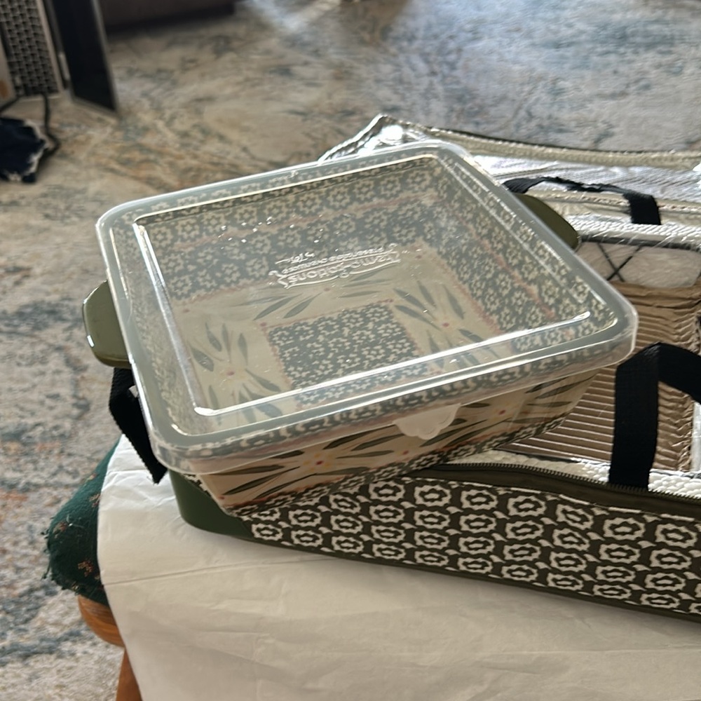 Temptation, old world, sage, double insulated tote with 2 qu casserole 13 x 11 - Picture 8 of 12